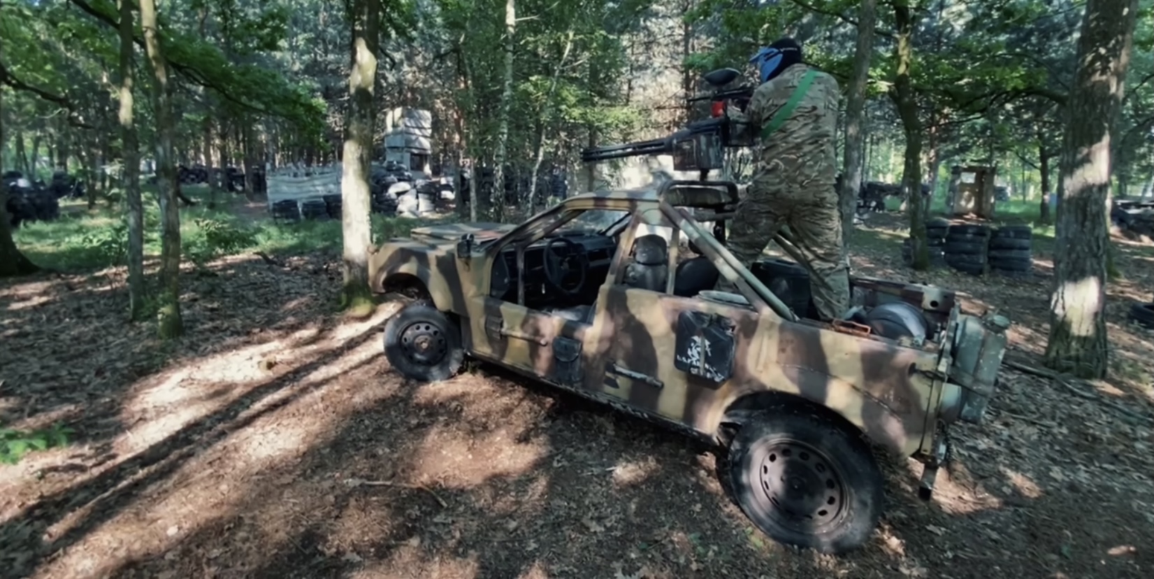 Ostrzał z zamaskowanego pojazdu na poligonie